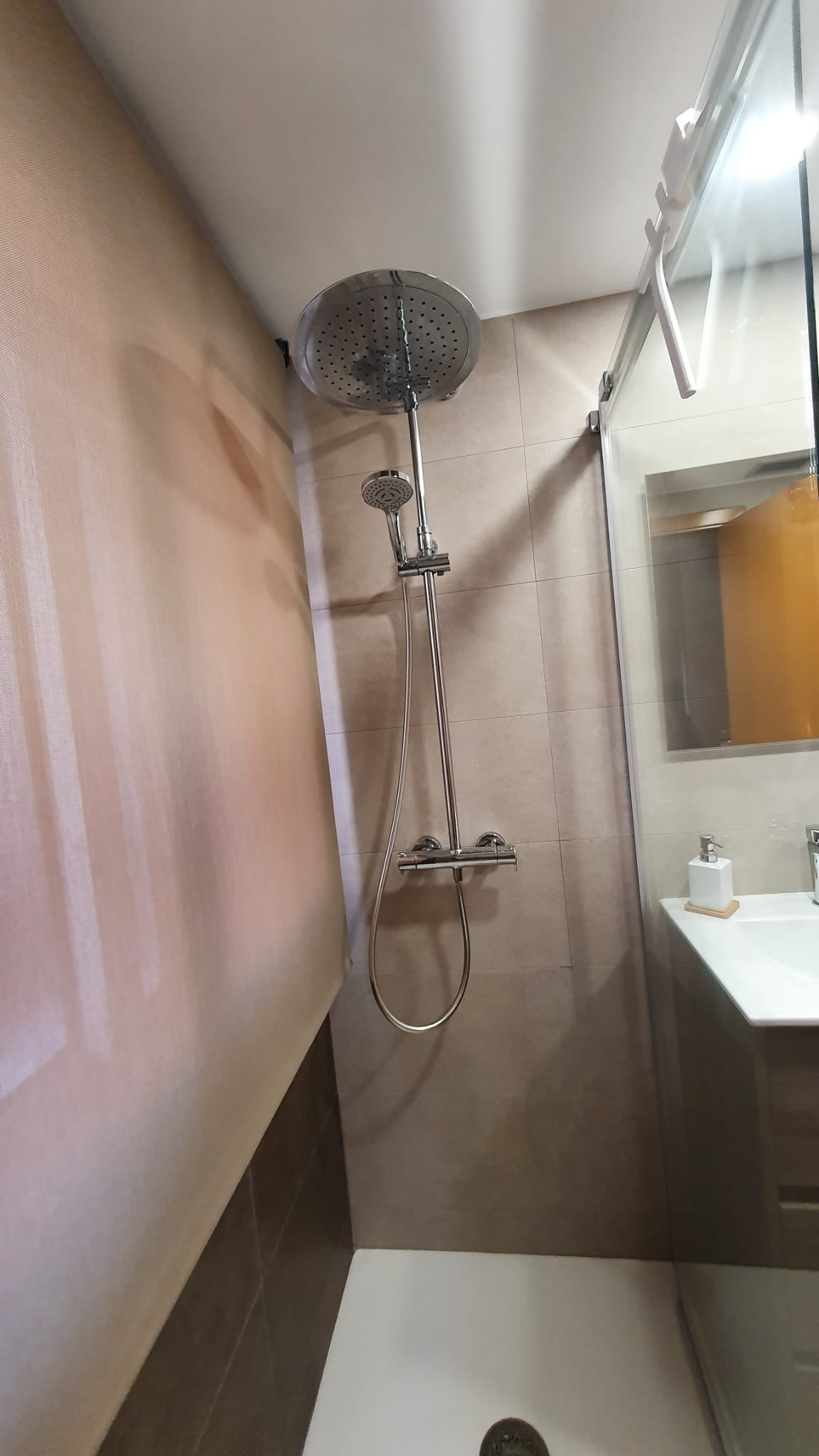 Dutxa del bany instal·lat a Mataró per Catalònia Ceràmica. FOTO: Cedida