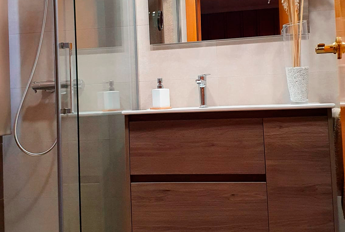 Bany instal·lat a Mataró per Catalonia Ceramica. FOTO: Cedida