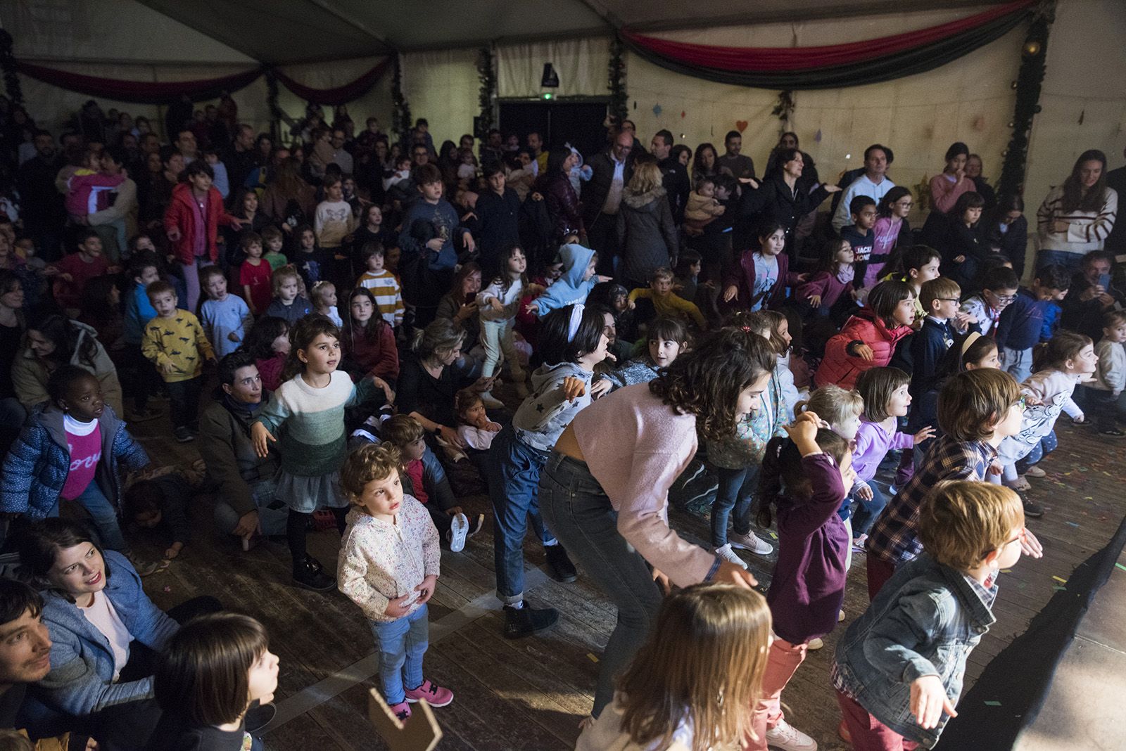Gran festa d'inauguració de Nadal de l'Envelat. FOTO: Bernat Millet.