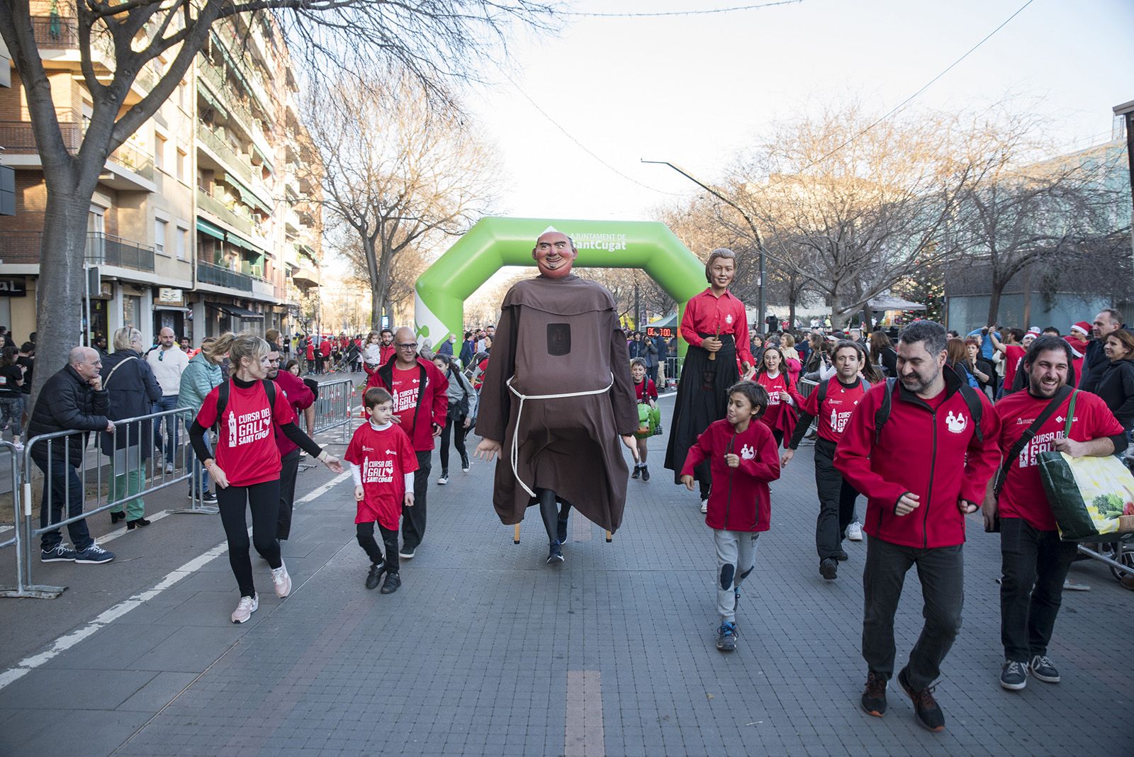 Els Geganters a la Cursa del Gall de 5k. FOTO: Bernat Millet.