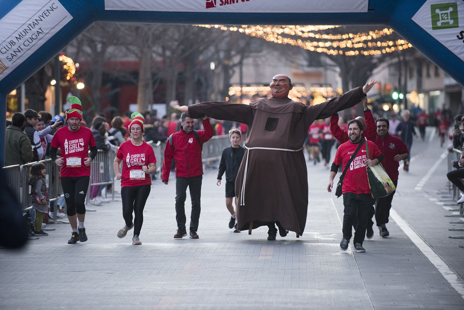 Els Geganters a la Cursa del Gall de 5k. FOTO: Bernat Millet.