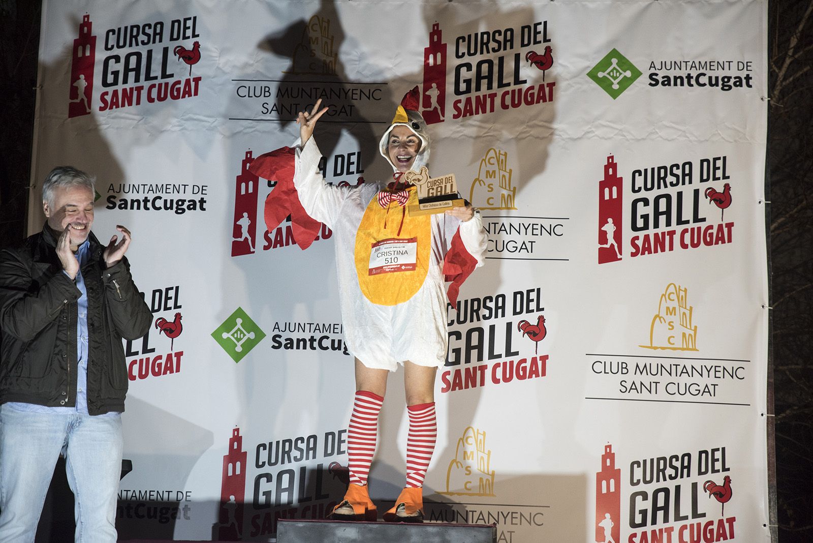 Entrega de premis de la categoria a la millor gallina de la Cursa del Gall de 5k. FOTO: Bernat Millet.
