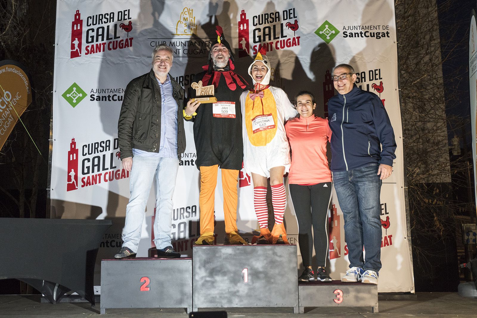 Entrega de premis de la categoria al millor gall de la Cursa del Gall de 5k. FOTO: Bernat Millet.