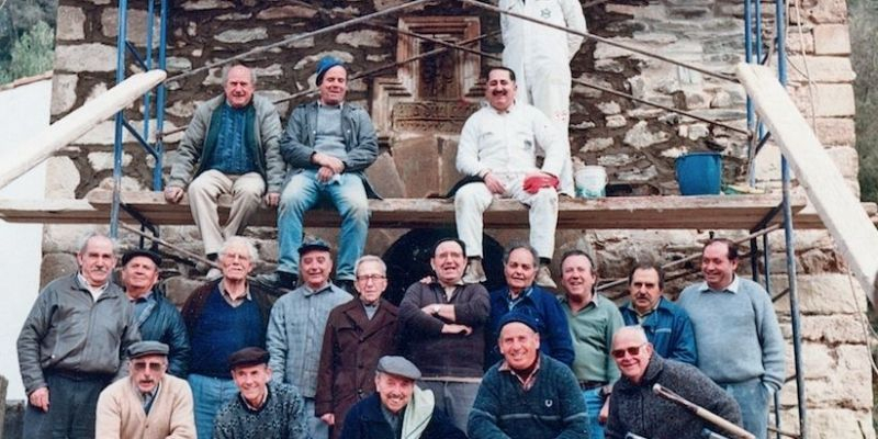 Ramon Tàrrega, al centre de la imatge, al costat de membres de la Penya Regalèssia. Restauració de Sant Media, anys 1990