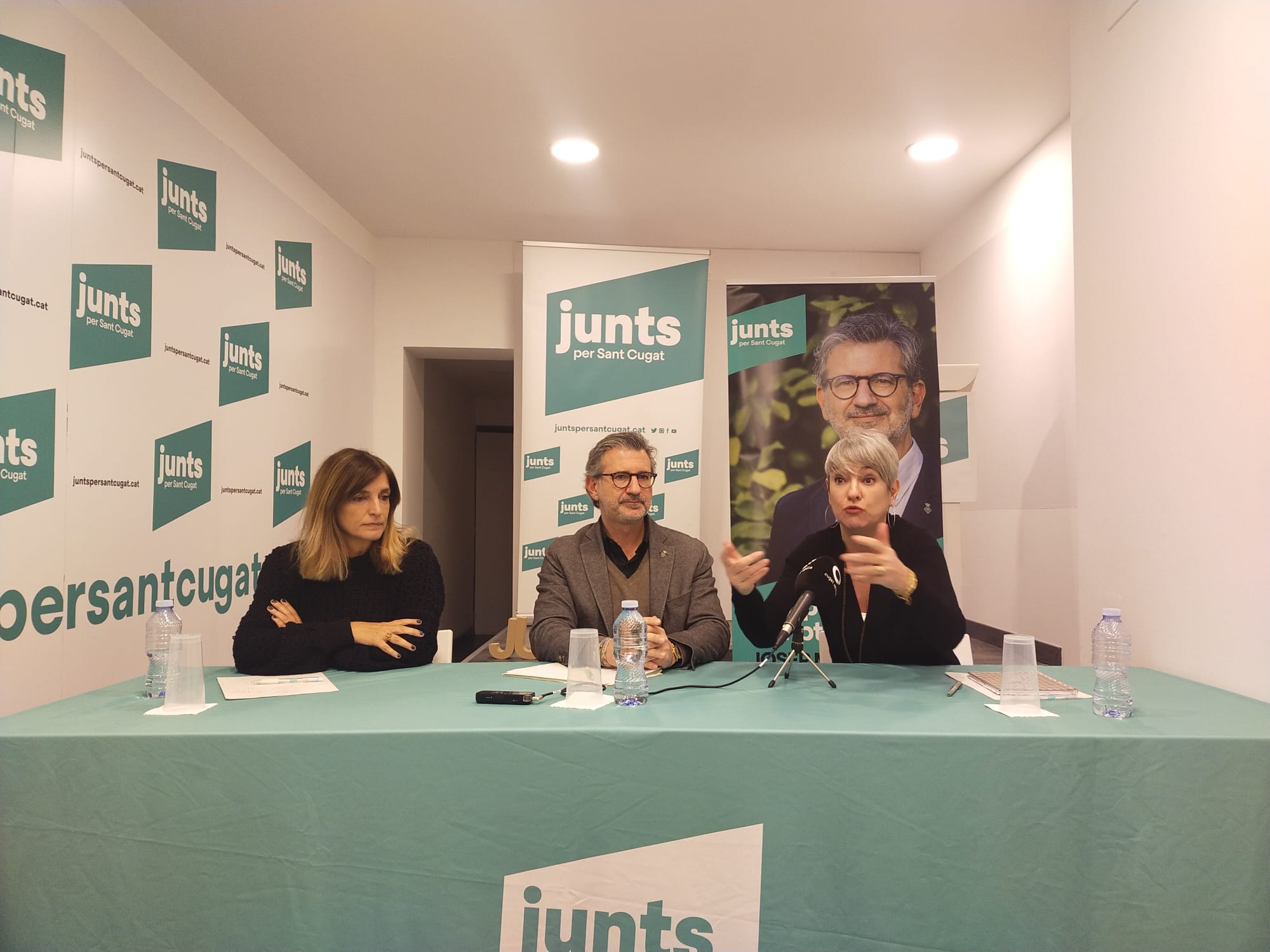 La diputada Glòria Freixa, el portaveu de Junts per Sant Cugat, Josep Maria Vallès, i l'exconsellera Lourdes Ciuró, d'esquerra a dreta, en la presentació d'una iniciativa per erradicar l'okupació delinqüencial i conflictiva de Catalunya. FOTO: TOT Sant Cugat