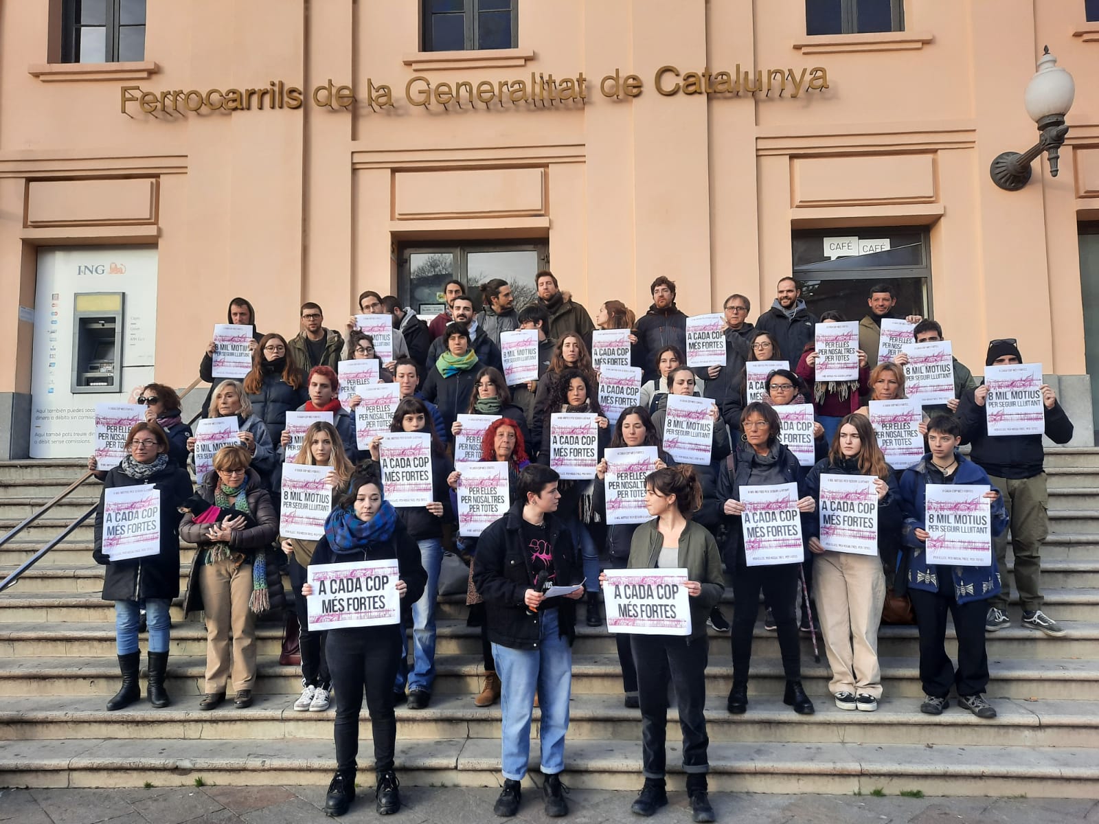 Concentració de 8 Mil Motius a l'estació de Sant Cugat FOTO: TOT 