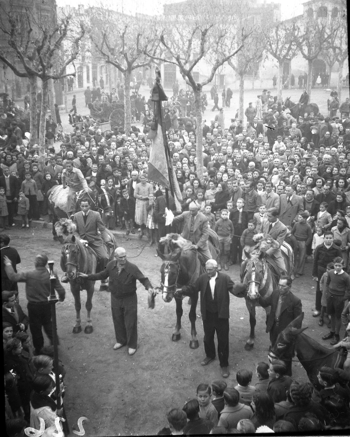 El banderer Claudi Farrés Maria de cal Perolet a la plaça d'Octavià (1943). Fons Cabanas (fotògrafs). AMSCV. Cedida per Montserrat Pahisa