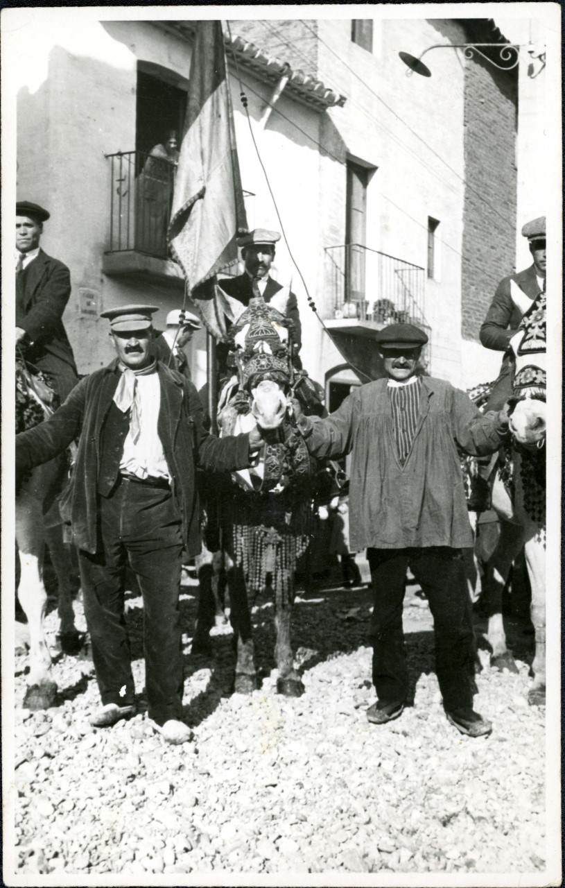 Banderers desconeguts a la plaça de Sant Pere, assistits pel "Piox" i el Miquel Rodó, el "Cura" (1927). Cedida per Montserrat Pahisa