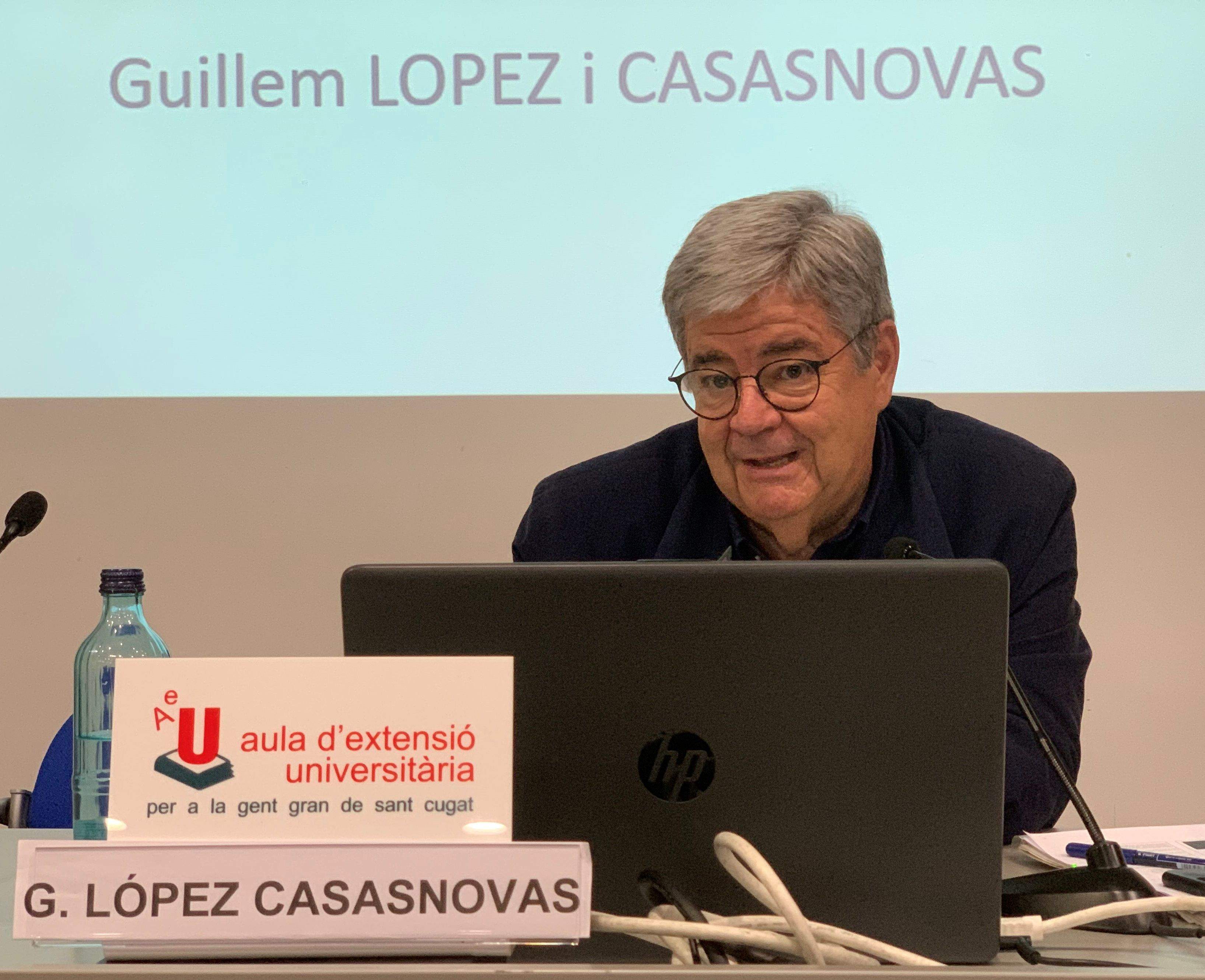 El catedràtic Guillem López Casasnovas en una conferència de l'Aula d'Extensió Universitària per a la Gent Gran. FOTO: Cedida