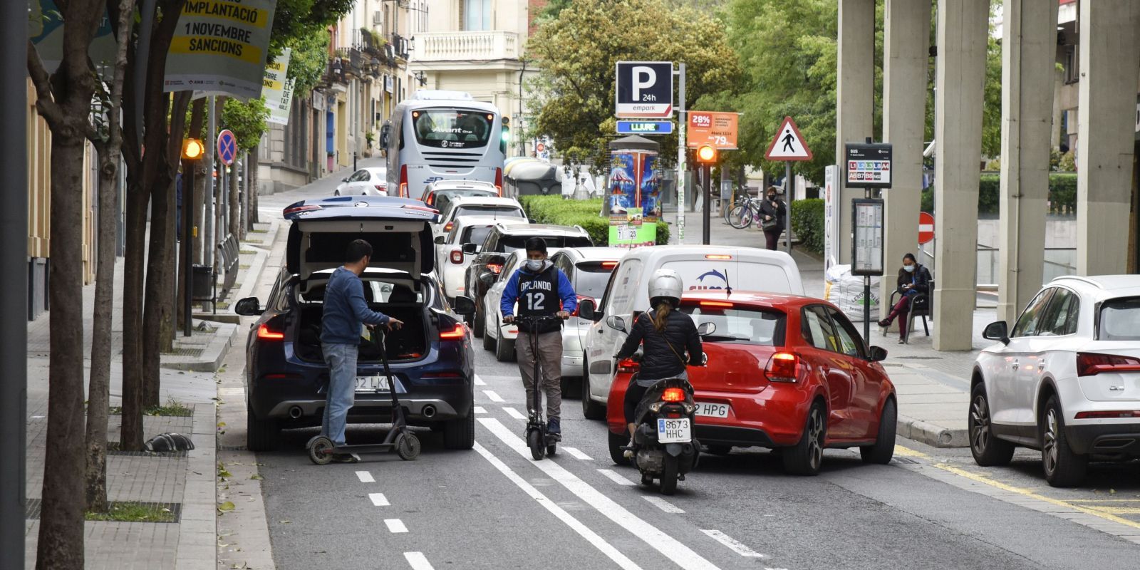 El nou protocol vol crear un entorn segur per a bicicletes i patinets elèctrics perquè puguin circular per la calçada. FOTO: Bernat Millet