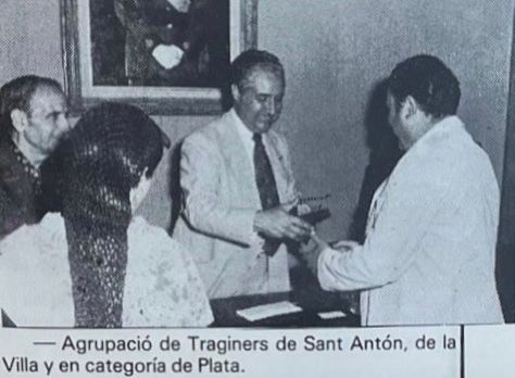 Francesc Llatjós (de cara) entrega una medalla commemorativa a Pere Pujol (d'esquena), en el centenari de la Comissió de Festes de Sant Antoni Abat, el 1973. FOTO: Cedida
