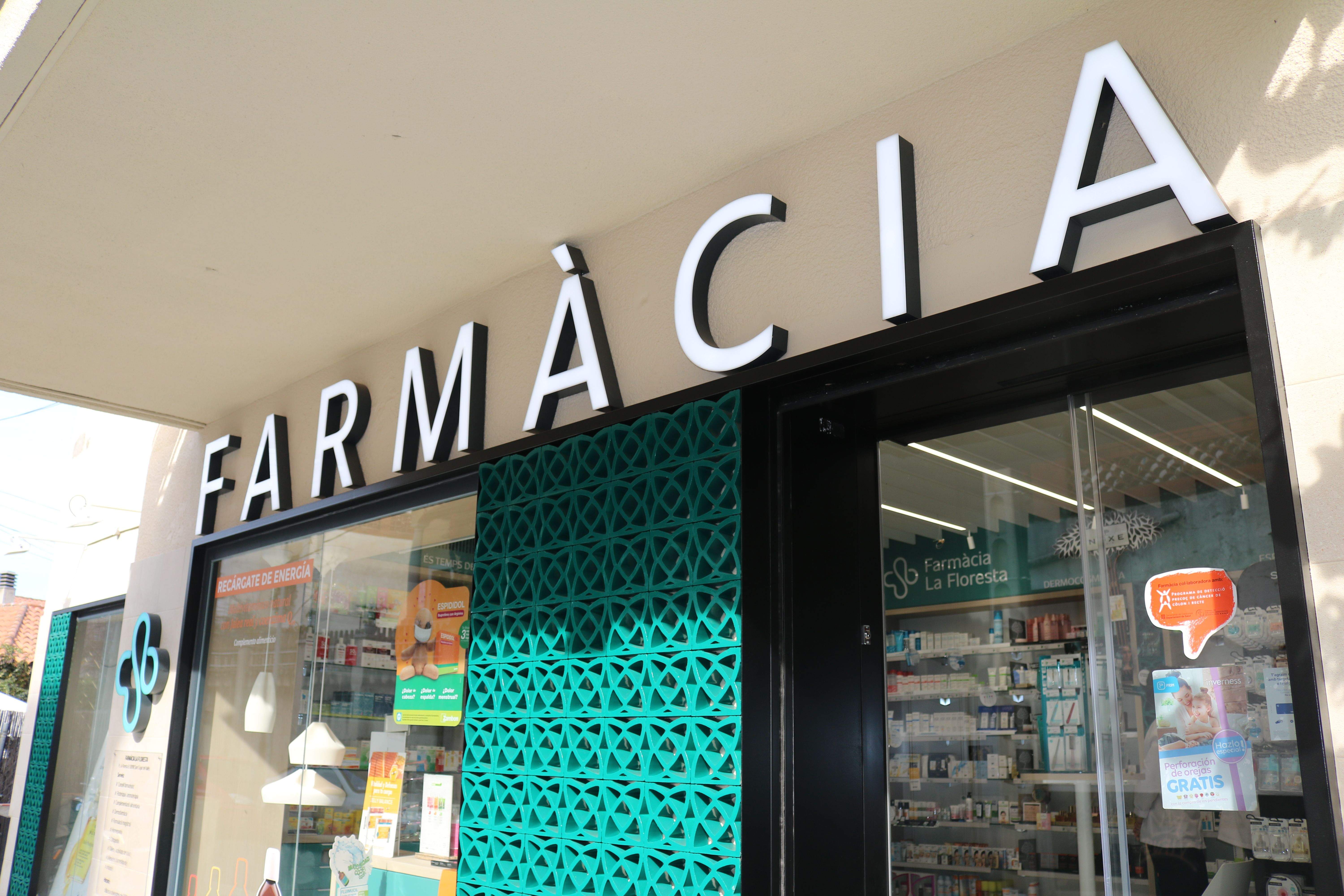 La façana renovada de Farmàcia La Floresta. FOTO: Cedida