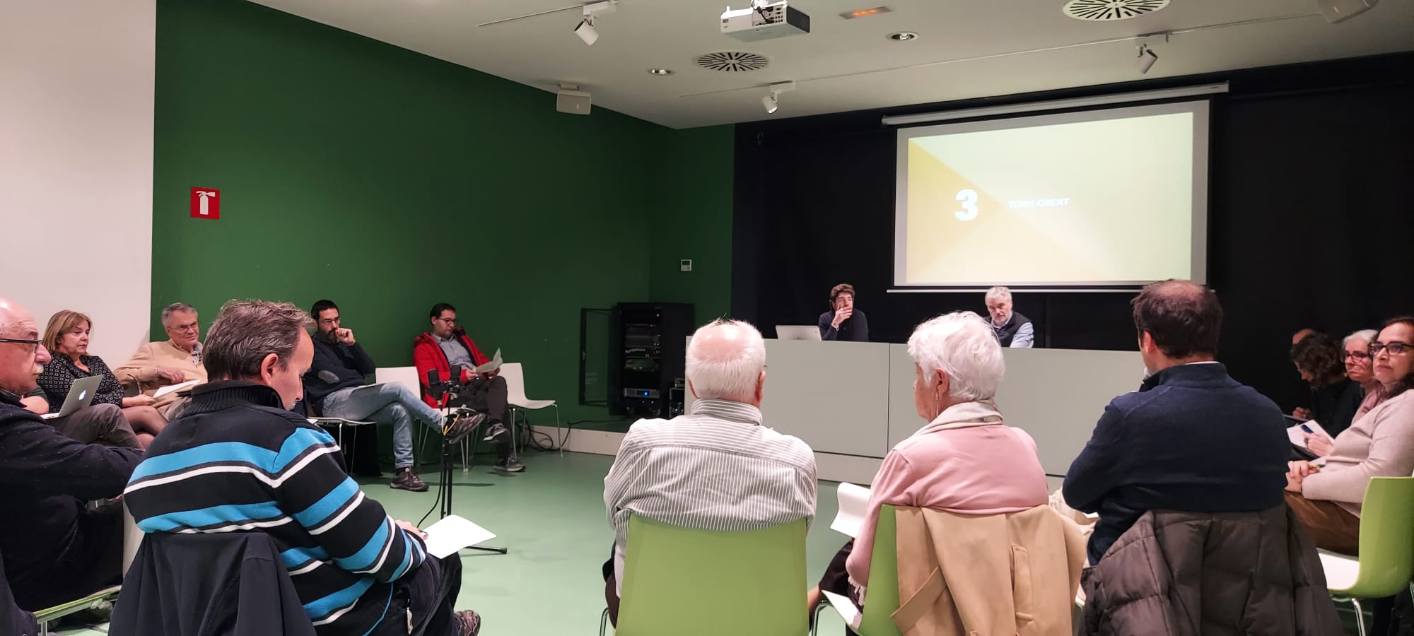 Sessió del 18 de gener del Consell de barri del Centre Oest a la sala d'actes de la Biblioteca de Volpelleres Miquel Batllori. FOTO:  TOT