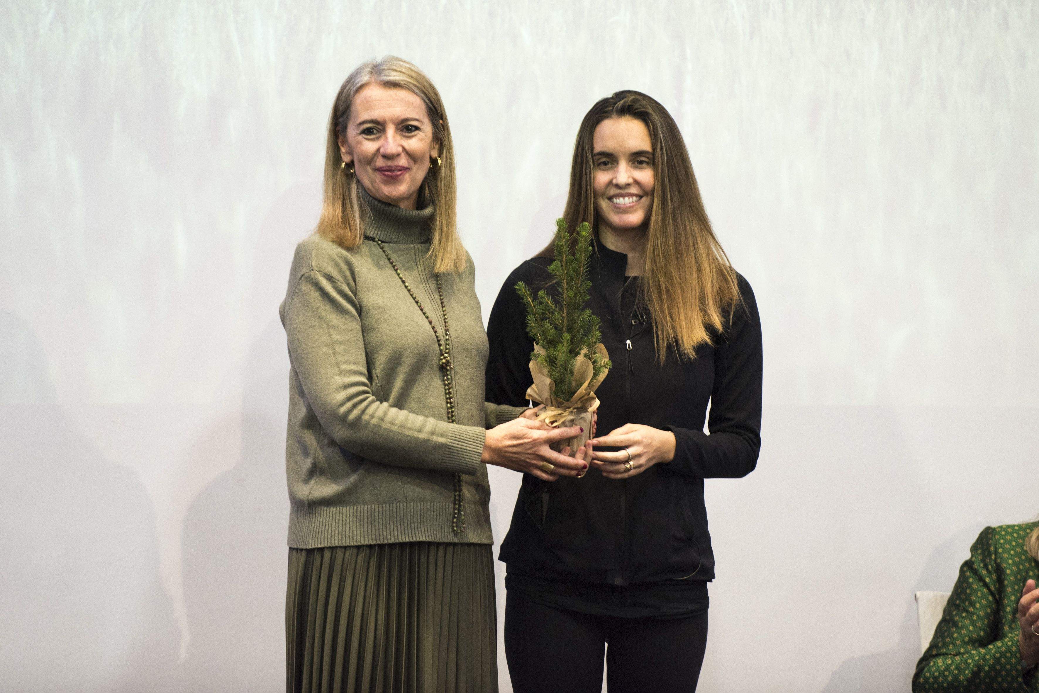 Mireia Ingla entrega el Xandri d'honor a Ona Carbonell. FOTO: Bernat Millet