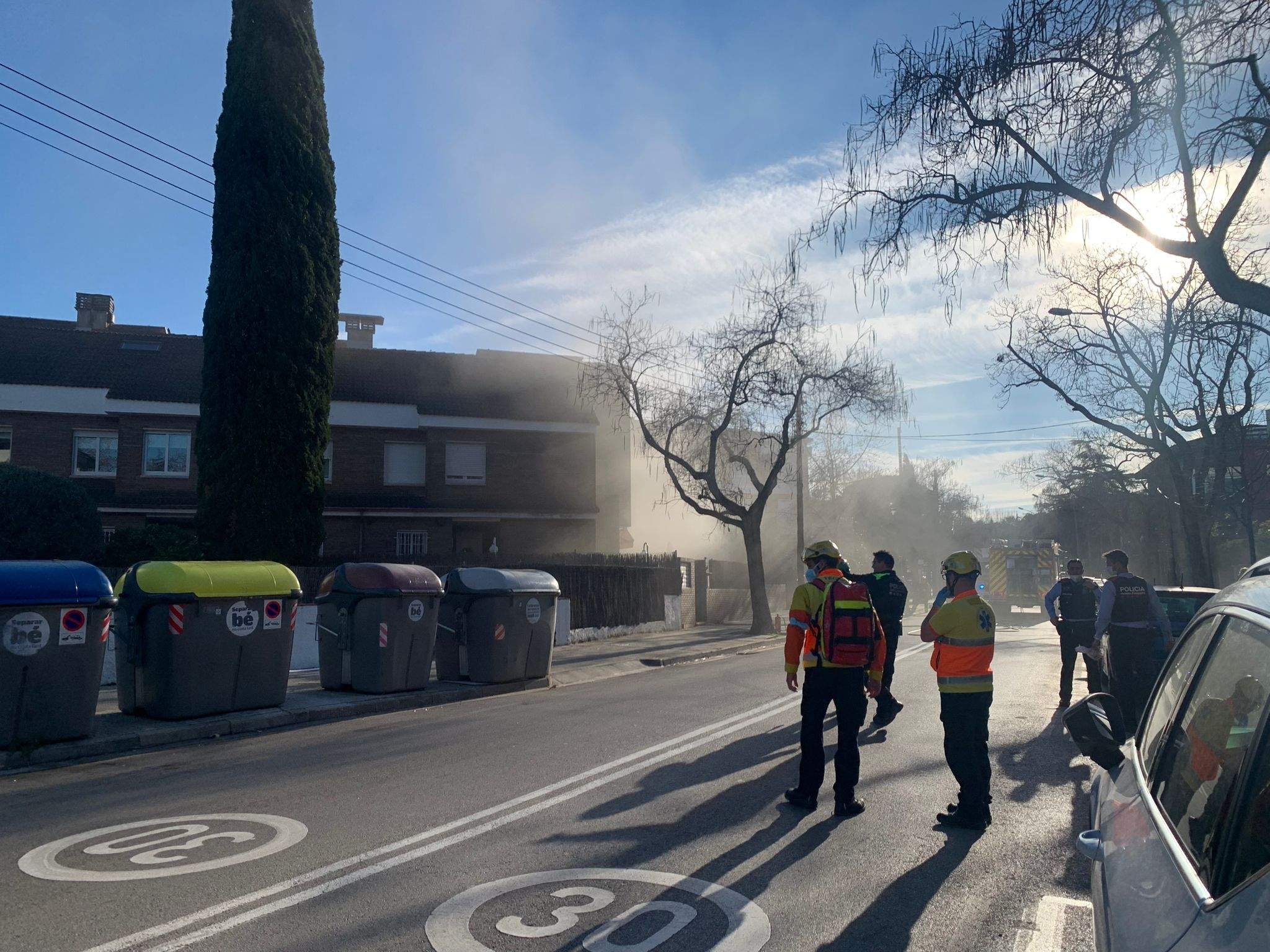 Incendi a una casa de l'av. de l'Enllaç a Sant Cugat. FOTO: Nielo Ballart.