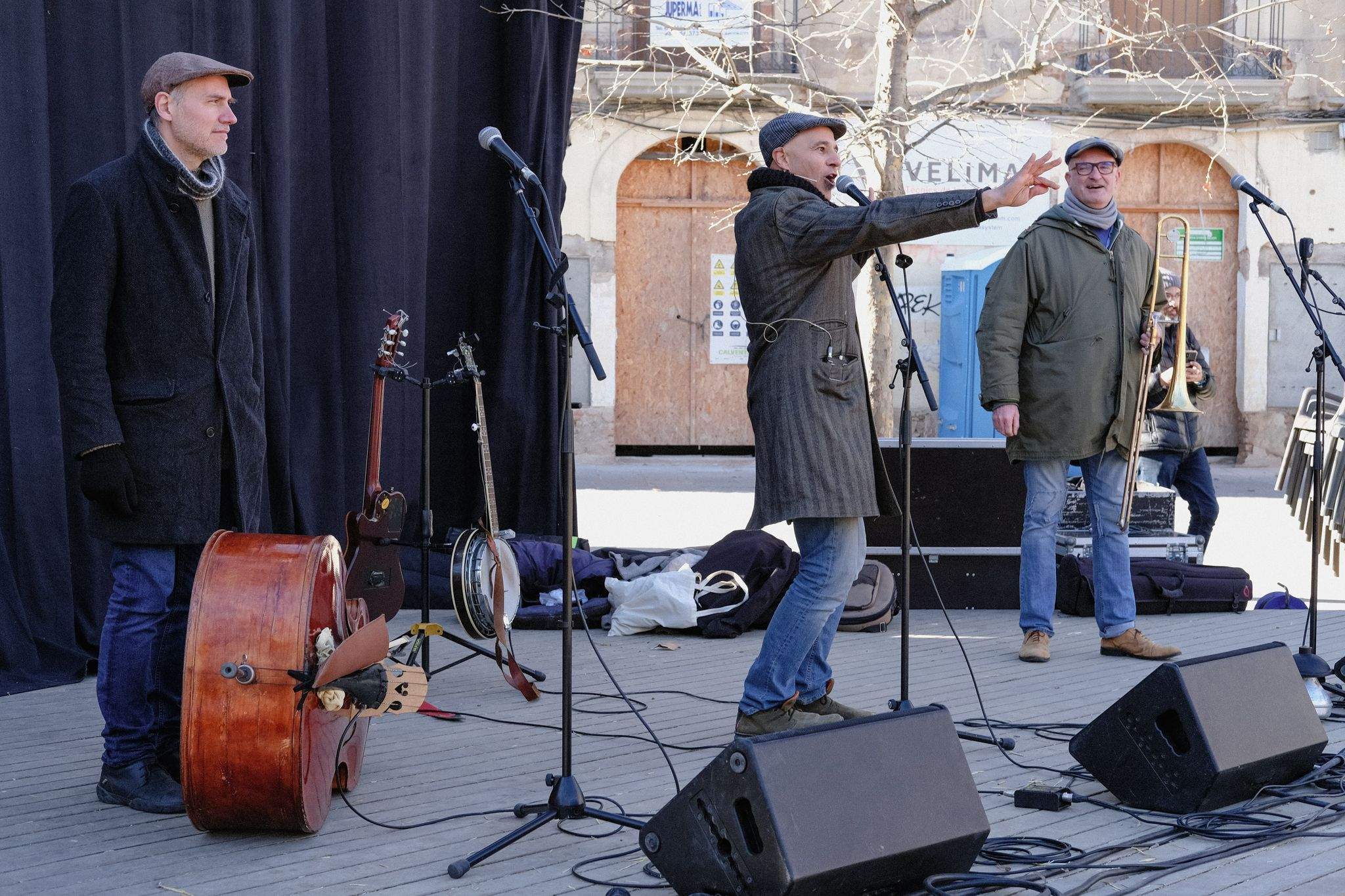 Vermut i 'ReBOOOMbori', animació infantil amb la Cia. Roger Canals a la pl. de Barcelona. FOTO: Ale Gómez