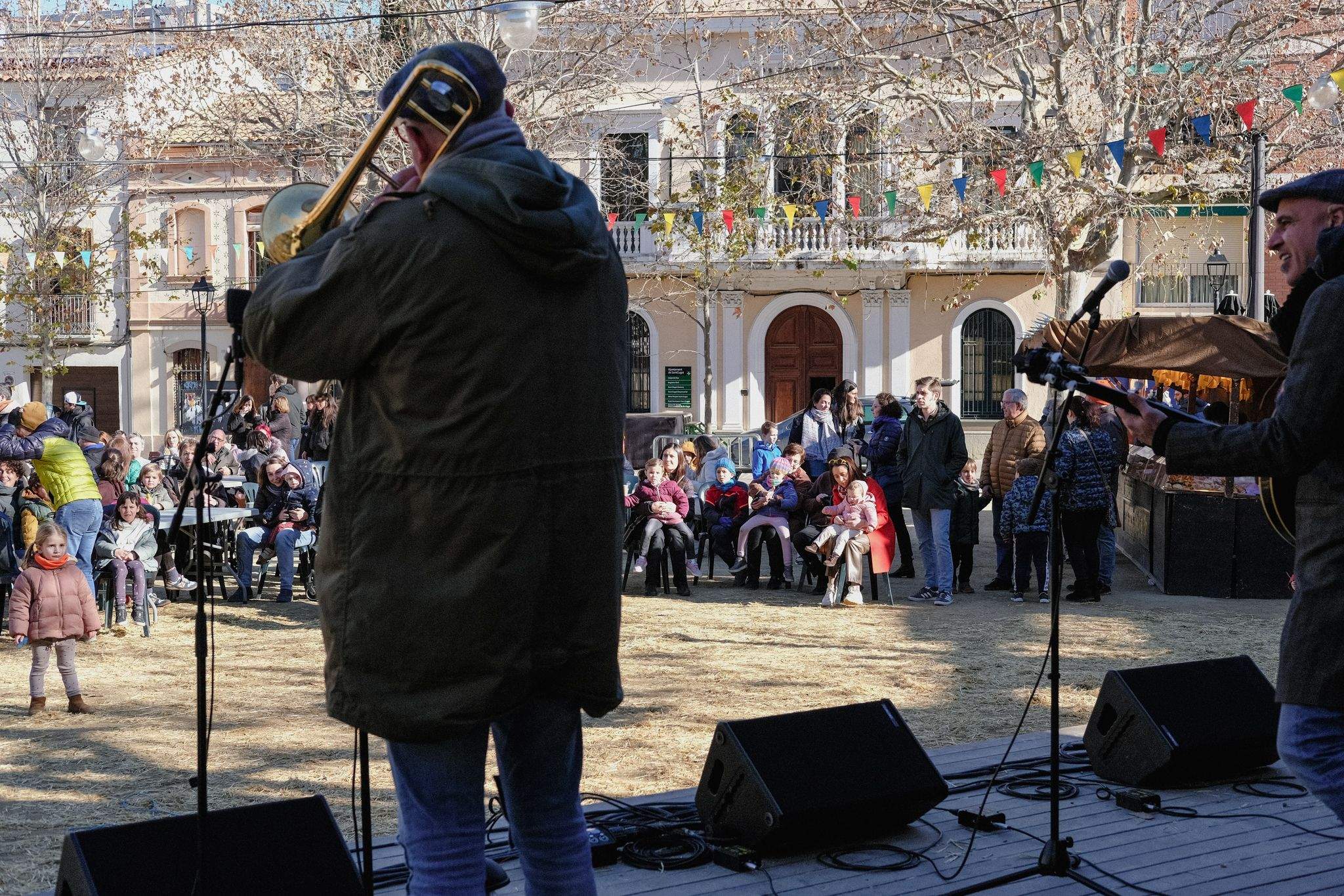 Vermut i 'ReBOOOMbori', animació infantil amb la Cia. Roger Canals a la pl. de Barcelona. FOTO: Ale Gómez