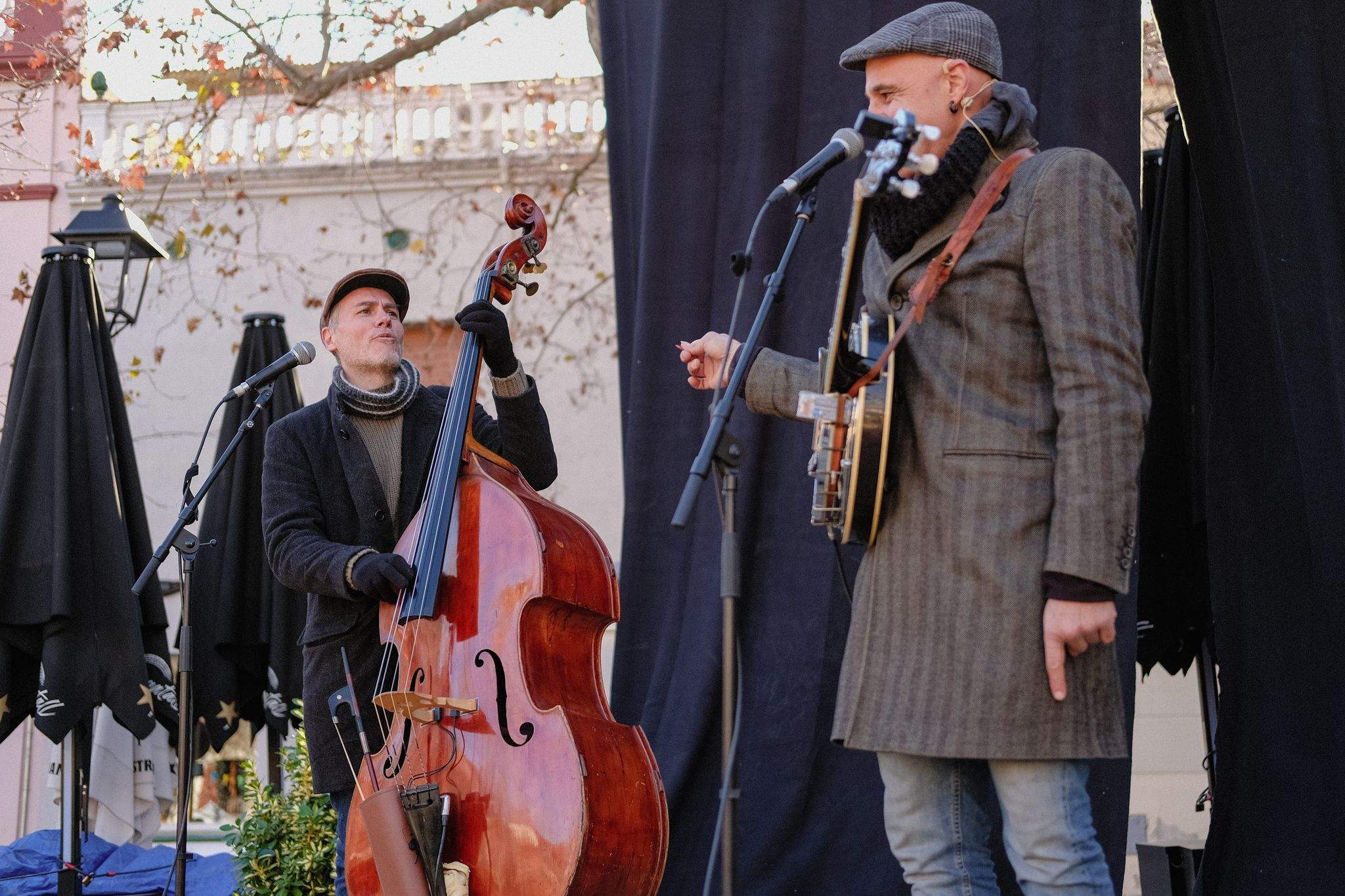 Vermut i 'ReBOOOMbori', animació infantil amb la Cia. Roger Canals a la pl. de Barcelona. FOTO: Ale Gómez