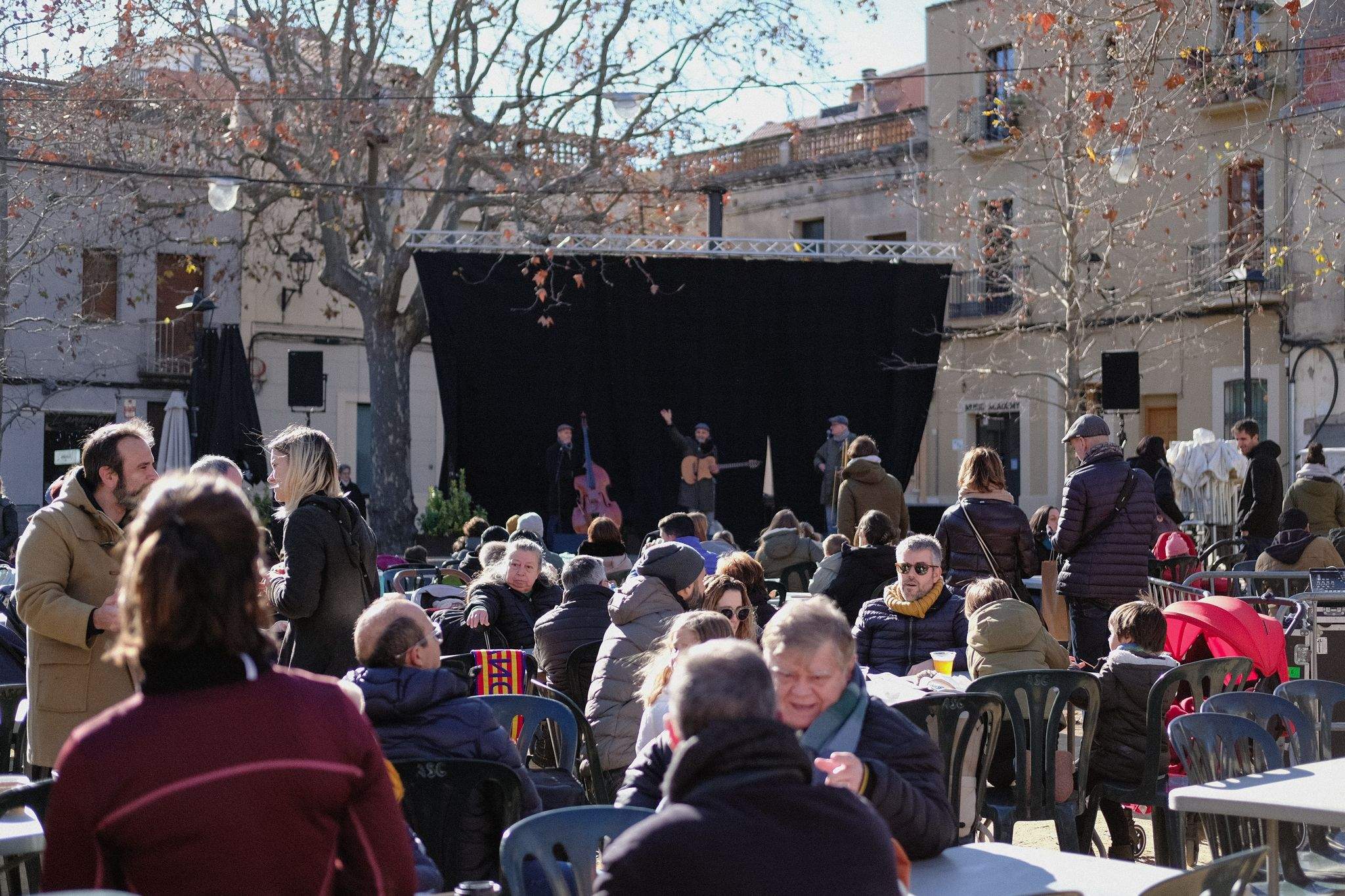 Vermut i 'ReBOOOMbori', animació infantil amb la Cia. Roger Canals a la pl. de Barcelona. FOTO: Ale Gómez
