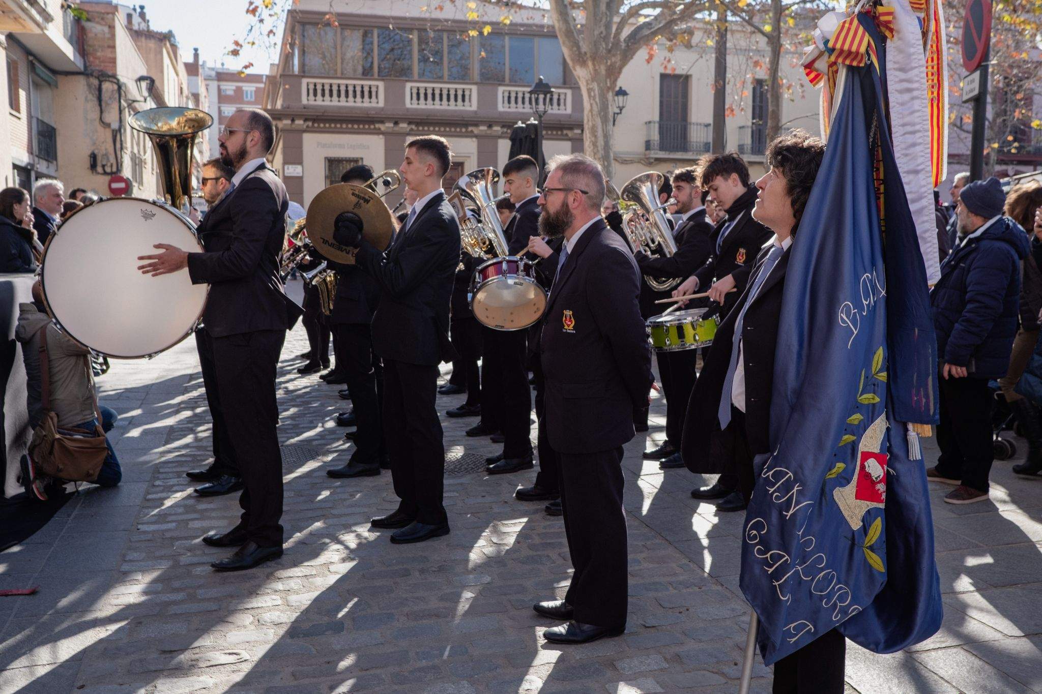 Arribada de la Rua a la pl. de Barcelona i rebuda per part de les autoritats municipals. FOTO: Ale Gómez