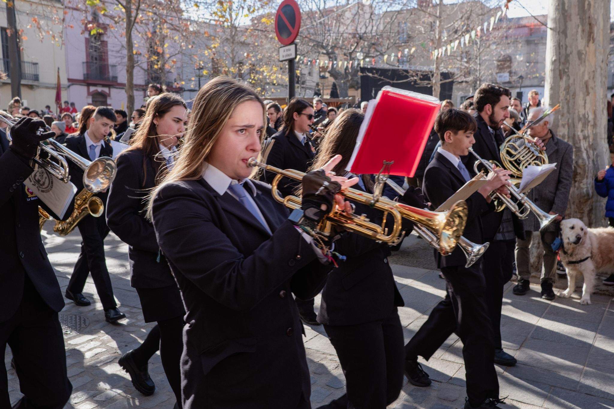 Arribada de la Rua a la pl. de Barcelona i rebuda per part de les autoritats municipals. FOTO: Ale Gómez