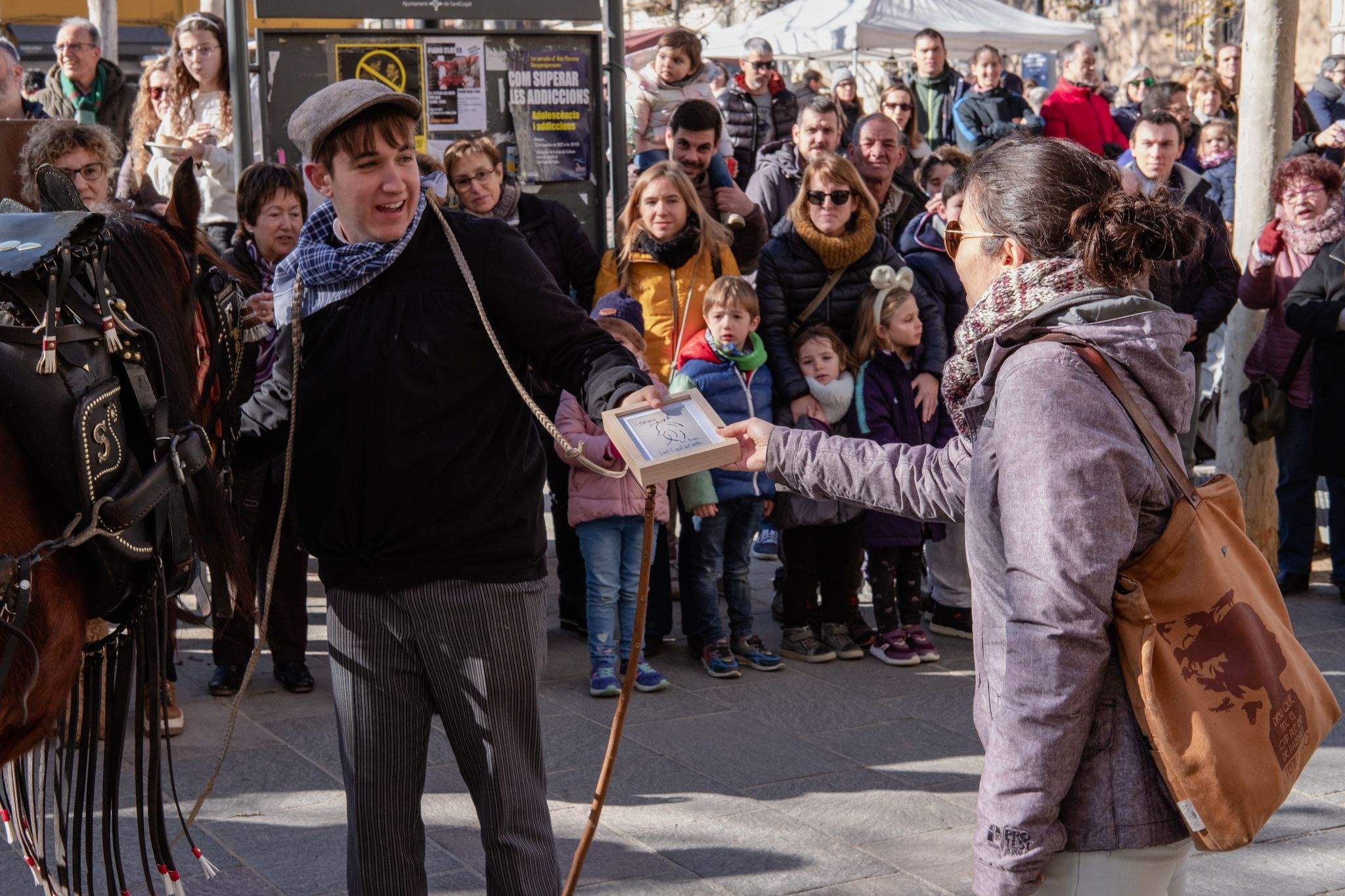 Arribada de la Rua a la pl. de Barcelona i rebuda per part de les autoritats municipals. FOTO: Ale Gómez