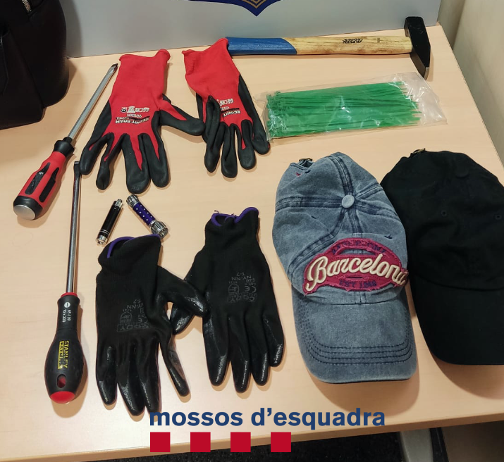 Alguns dels objectes que els Mossos van trobar als detinguts FOTO: Mossos