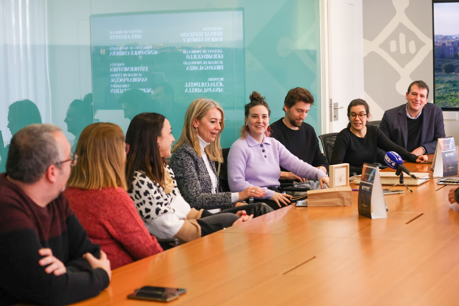 La directora santcugatenca Júlia de Paz ha signat el llibre d'honor FOTO: Ajuntament 