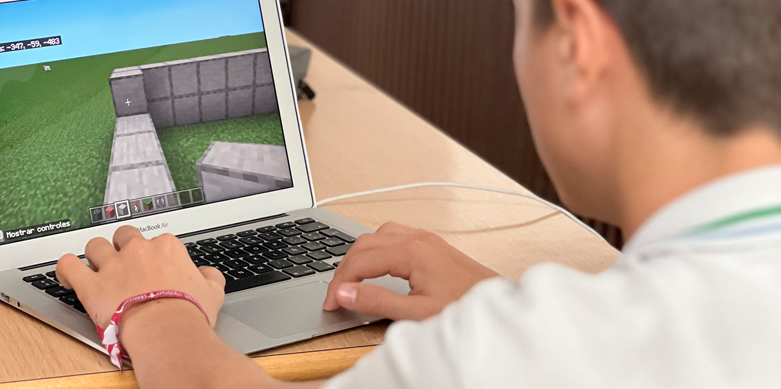 Alumne del Col·legi Pureza de María de Sant Cugat aprenent amb el projecte de gamificació amb Minecraft. FOTO: Cedida