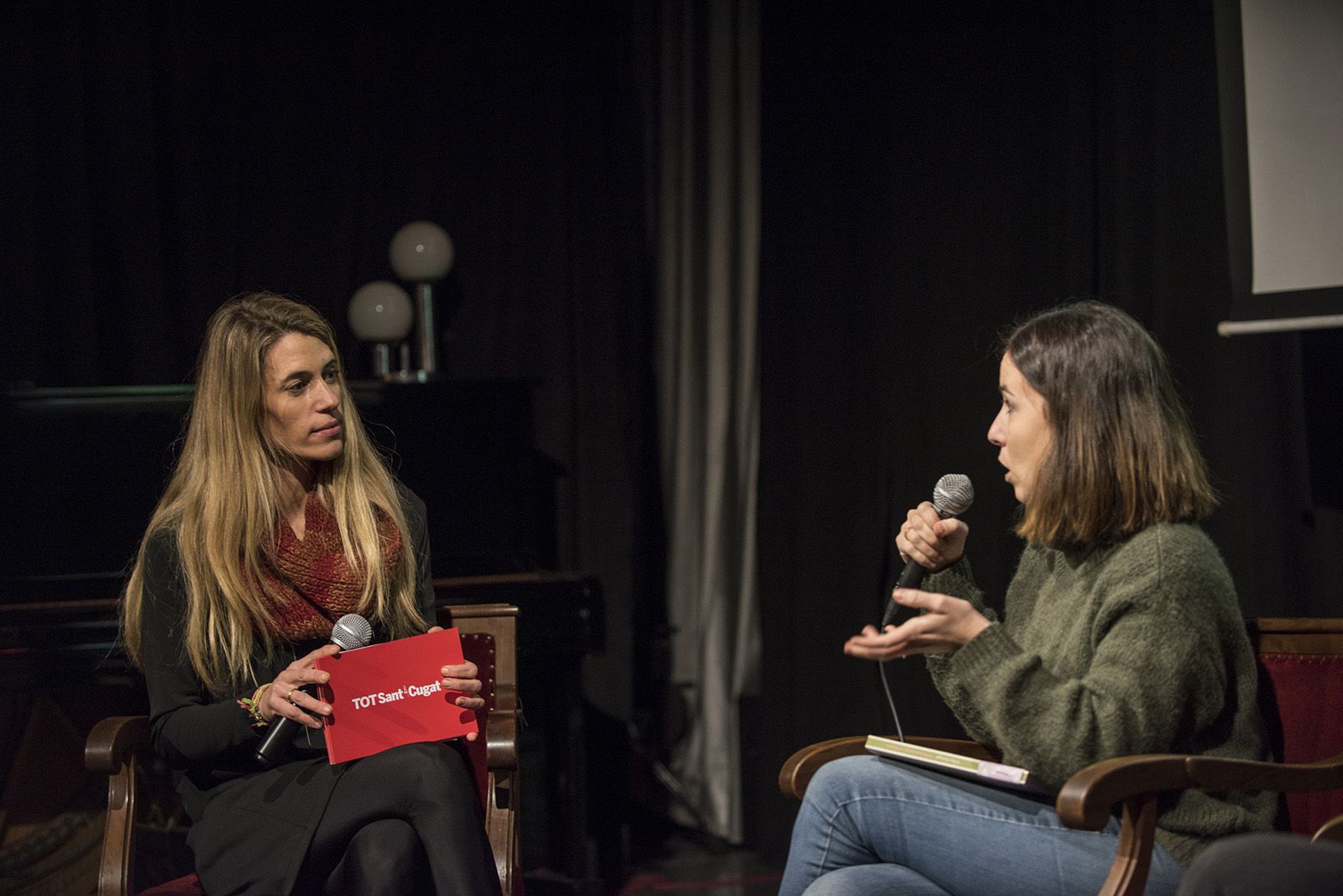 Les escriptores santcugatenques Gina Estapé i Chloé Sucrée presenten els seus respectius llibres. FOTO: Bernat Millet.