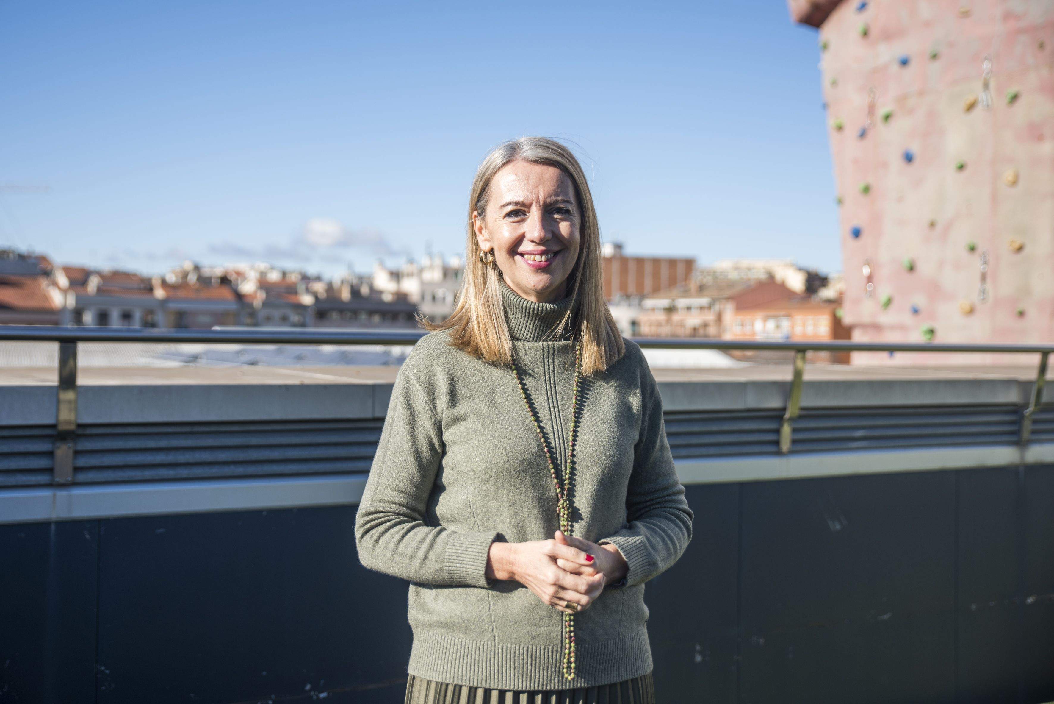 L'alcaldesa Mireia Ingla i Mas a un espai exteriro de l'Ajuntament FOTO: Bernat Millet 