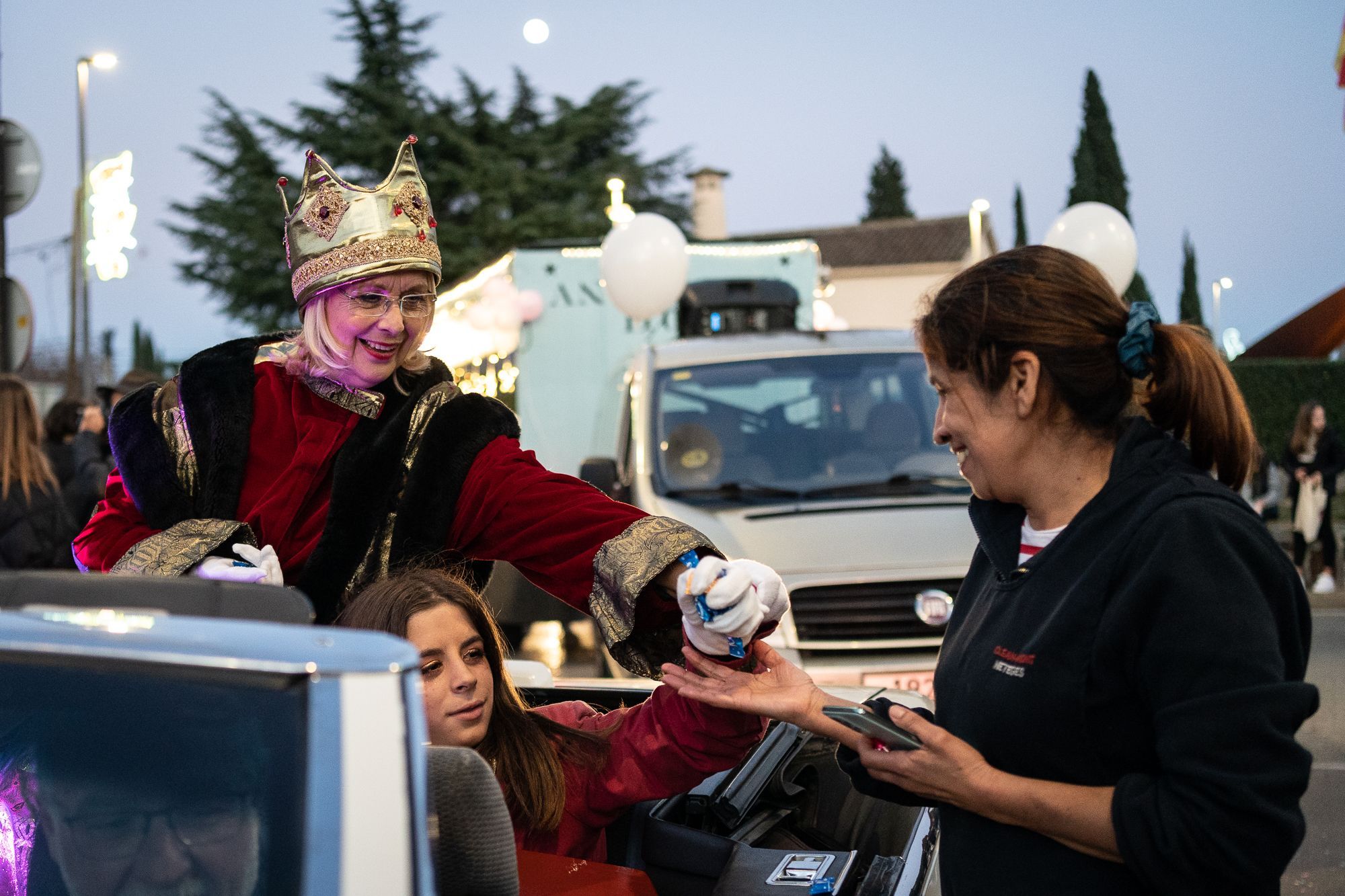La reina donant caramels a la cavalcada de reis de Valldoreix. FOTO: Mireia Comas