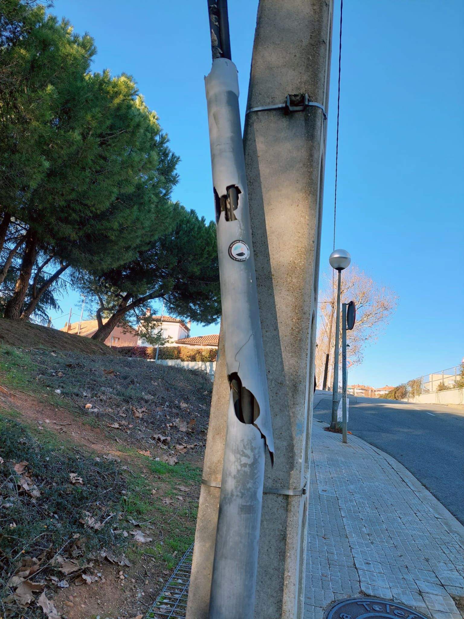 Farola trencada a Sant Cugat. FOTO: Cedida