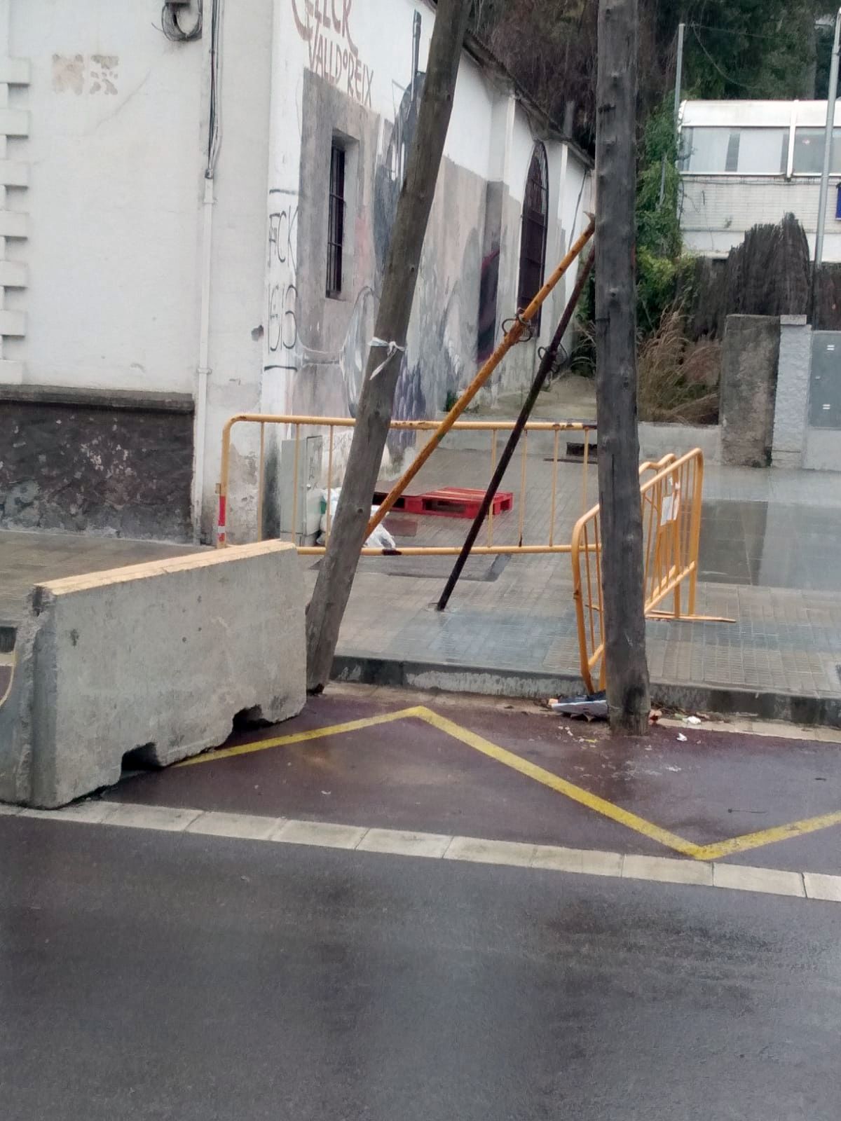 Mal estat d'una vorera a Valldoreix. FOTO: Cedida