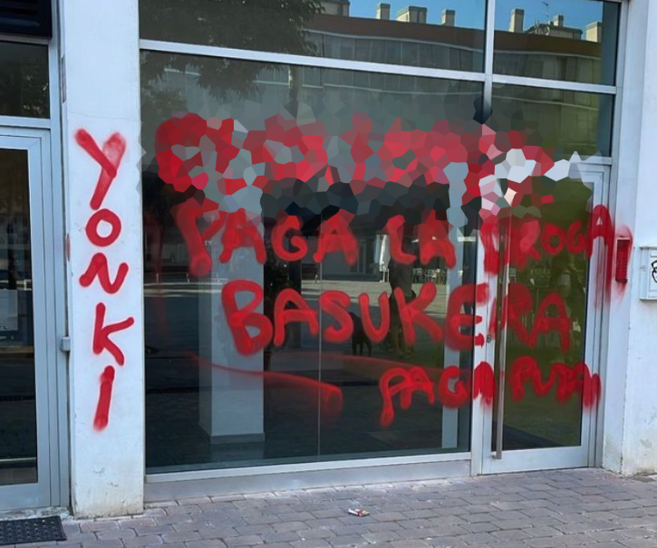 Una de les pintades que s'han fet al bloc de pisos de Promusa a la plaça dels Rabassaires FOTO: Cedida