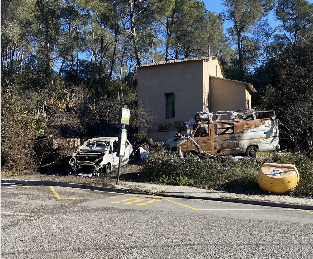 El cotxe calcinat i la furgoneta FOTO: Cedida