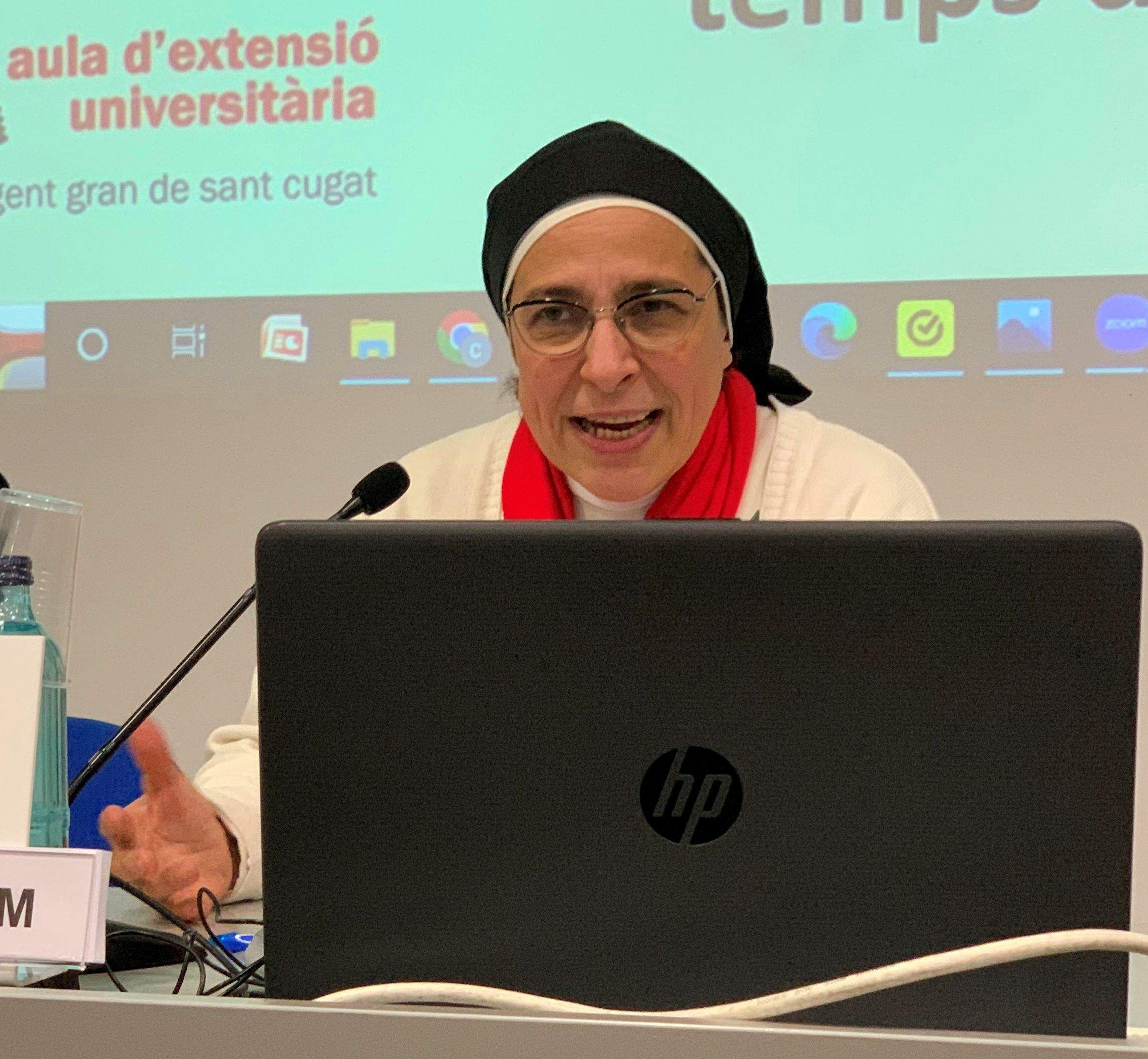 Sor Lucía Caram en una conferència de l'Aula d'Extensió Universitària per a la Gent Gran. FOTO: Cedida