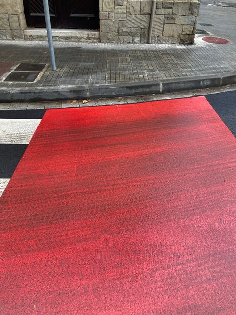 Pas peatonal de bicicletes en l'avinguda de Gracia i rambla de Ribatallada. FOTO: Cristina Eichenberger