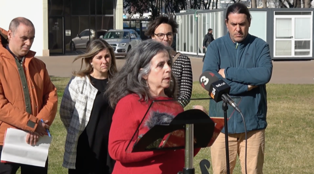 Regidora de la CUP Sant Cugat, Lourdes Llorente, davant la seu de l'AMB. FOTO: CUP Sant Cugat.