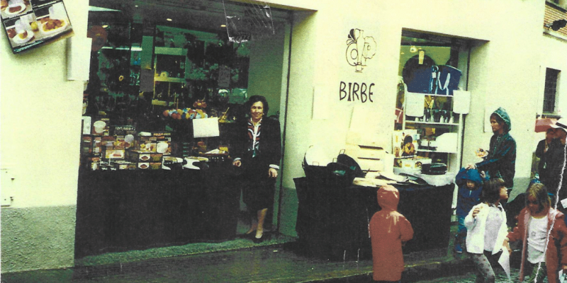 La mare de l'Albert Birbe a la botiga del carrer Valldoreix. FOTO: Cedida.