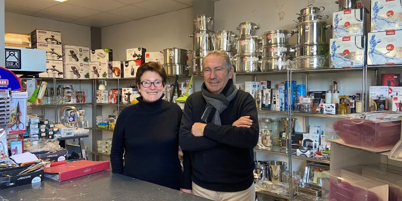 L'Albert Birbe i la seva dona, MªCarmen Lechuga a l'interior del magatzem. FOTO: Alba Martínez Vallejo.