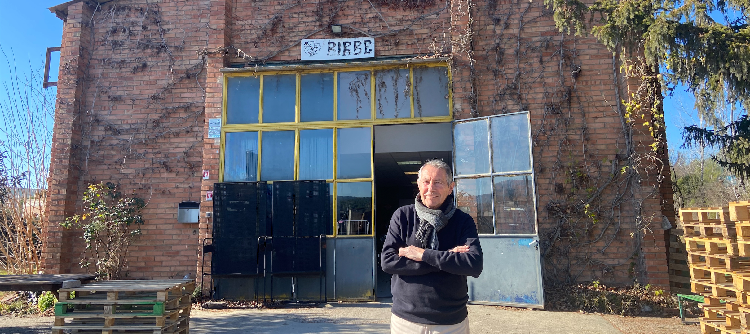 Albert Birbe Oliva, propietari de l'empresa Birbe, a la façana del magatzem. FOTO: Alba Martínez Vallejo.