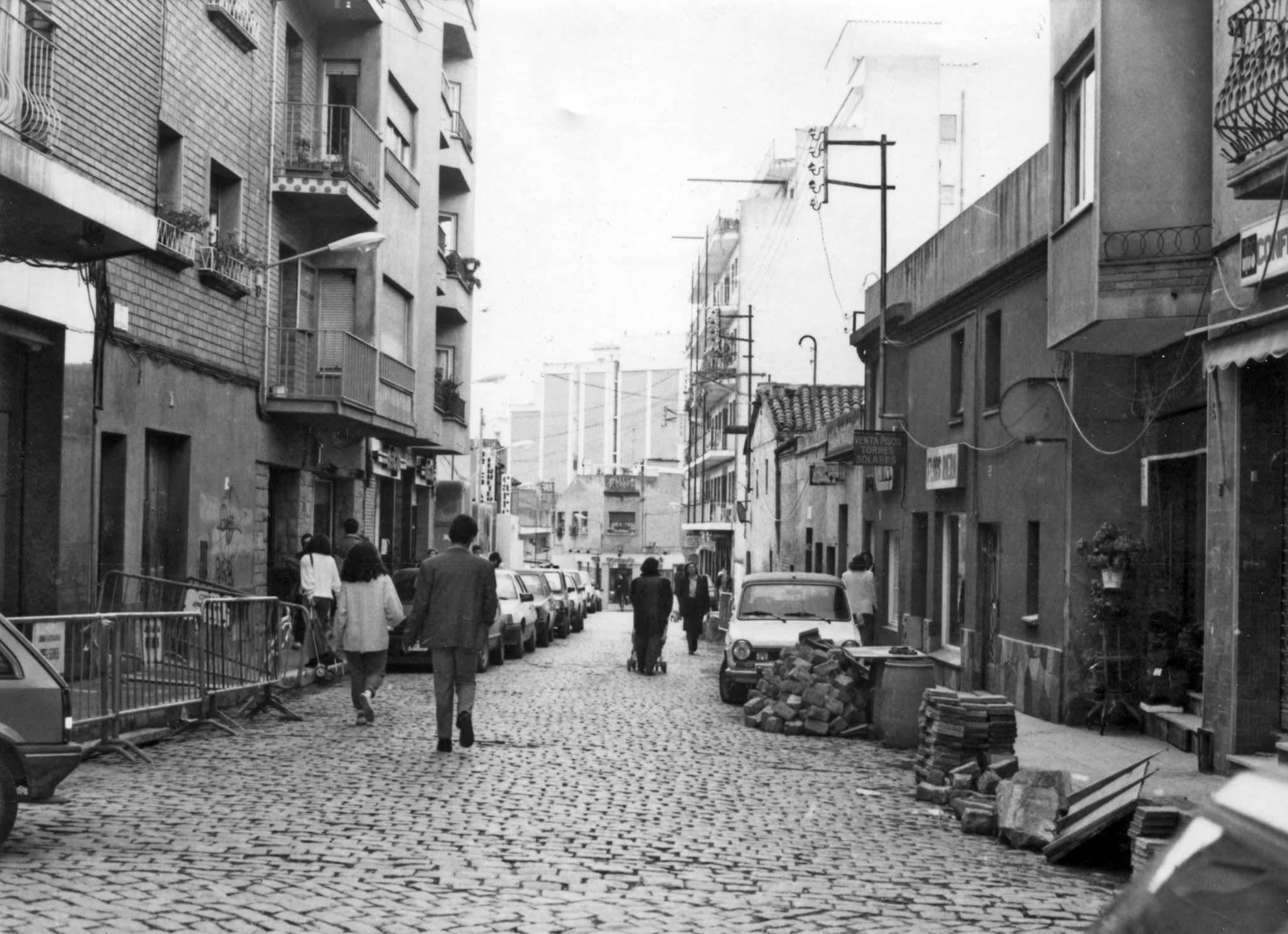 Imatge històrica del carrer de Valldoreix, amb l'immoble enderrocat i Flors Riera a la dreta FOTO: Arxiu