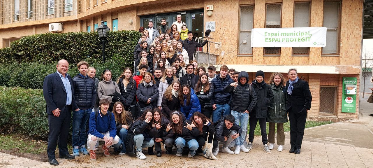 Foto de família d'autoritats municipals amb els alumnes, professors del programa Erasmus+ que coordina Agora Sant Cugat International School. FOTO: TOT