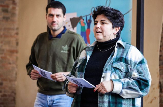 Els candidats a la CUP de la Seu d'Urgell i Barcelona, Bernat Lavaquiol i Adriana Llena, en la presentació de les propostes municipalistes de la formació política a Sant Cugat. FOTO: Cedida