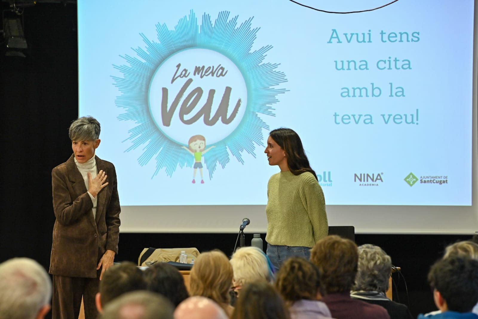 Nina Agustí (esquerra) i Carla Jover (dreta) han presentat el llibre 'La meva veu'. FOTO: Ajuntament