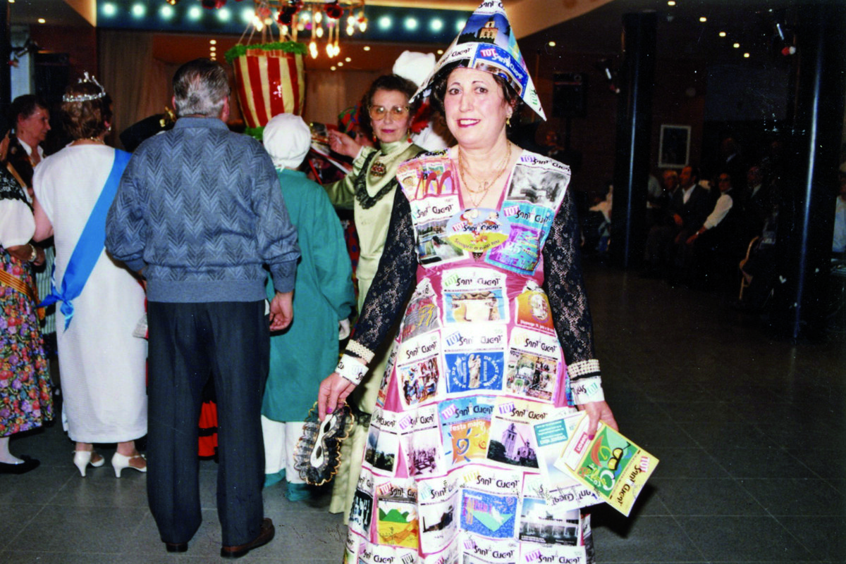 Una dona disfressada amb revistes del TOT Sant Cugat el 1995. Foto: Mané Espinosa