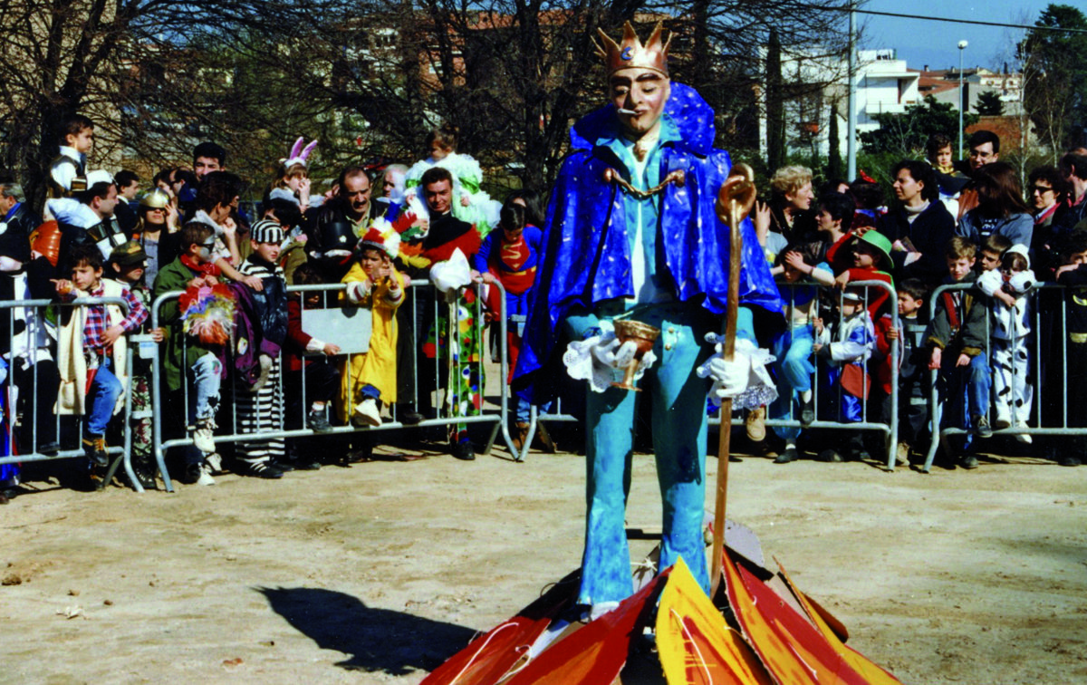 El Rei Carnestoltes, a punt per ser cremat el 1996. Foto: Mané Espinosa