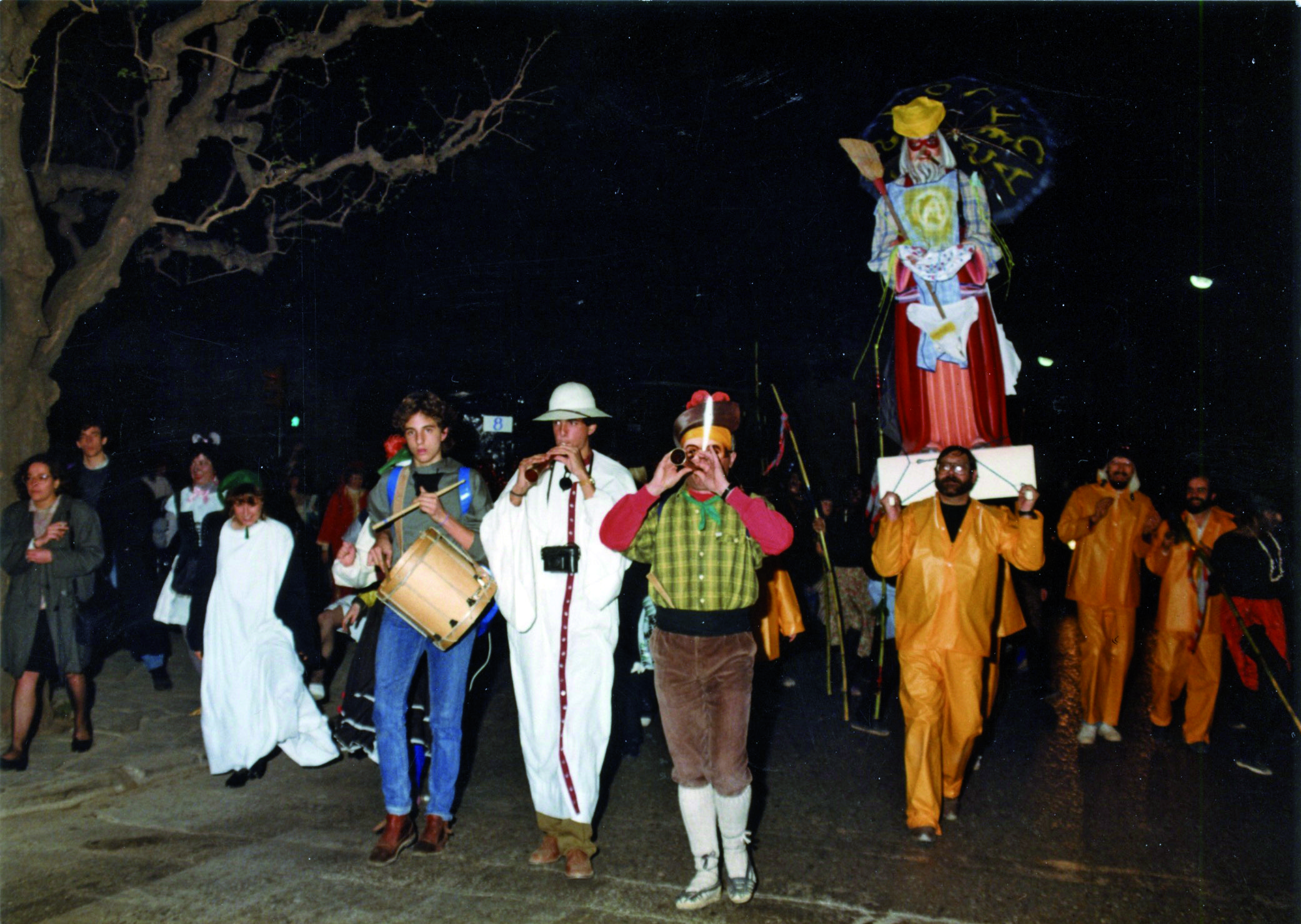 Moment d'una rua de Carnaval de l'any 1990. Foto: Arxiu