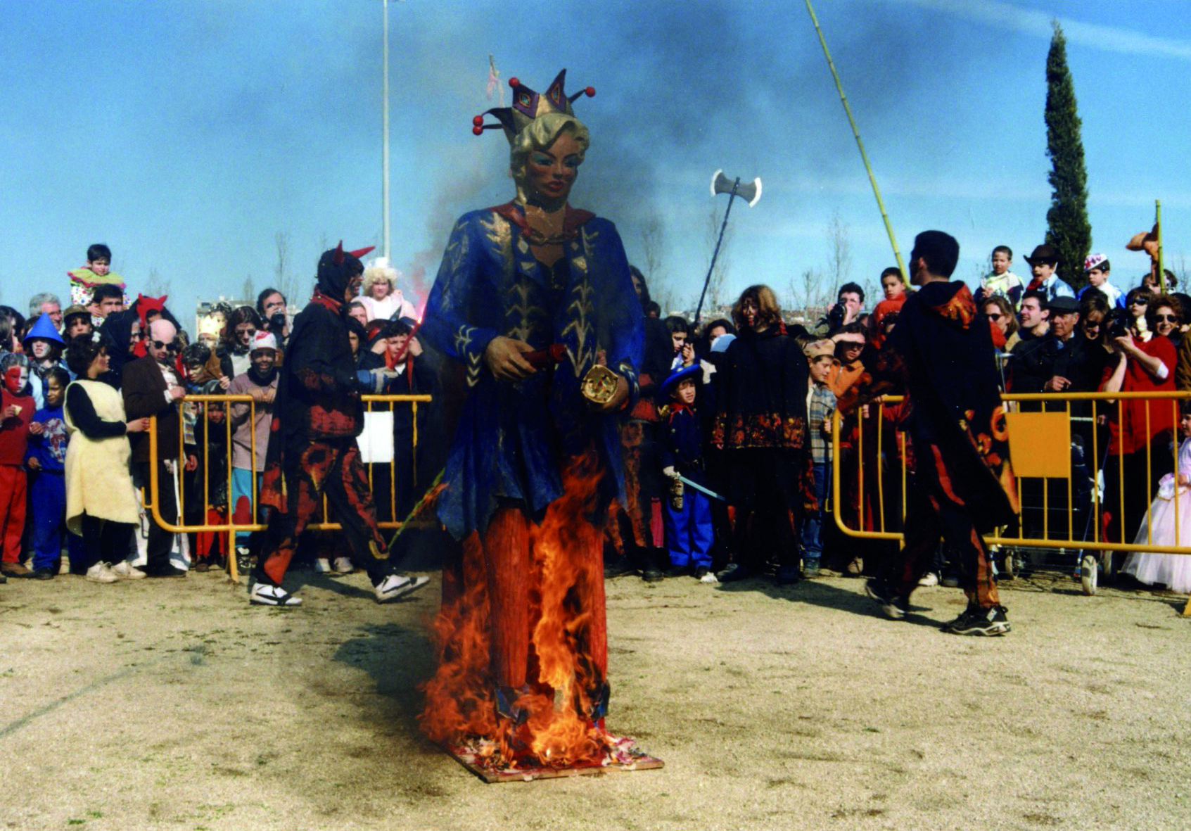 El Rei Carnestoltes, a punt per ser cremat el 1996. Foto: Mané Espinosa